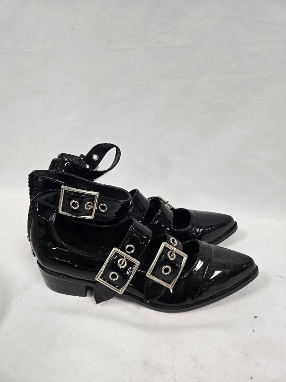 Pre-owned Pump Queen patent PU leather pointed strappy flats closed toe(narrow)